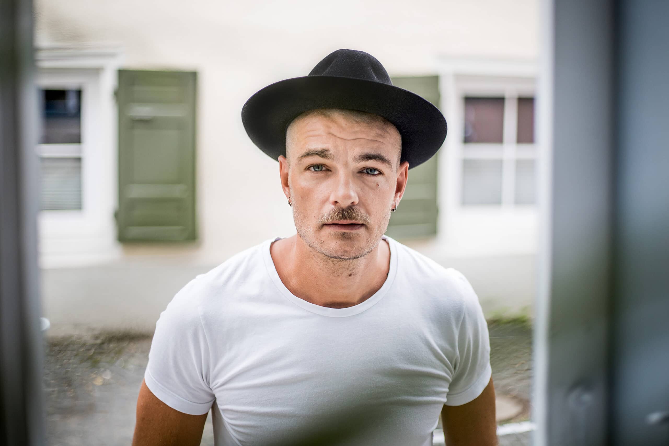 André Rohde Schauspieler actor hat mustache| © Iljia Mess