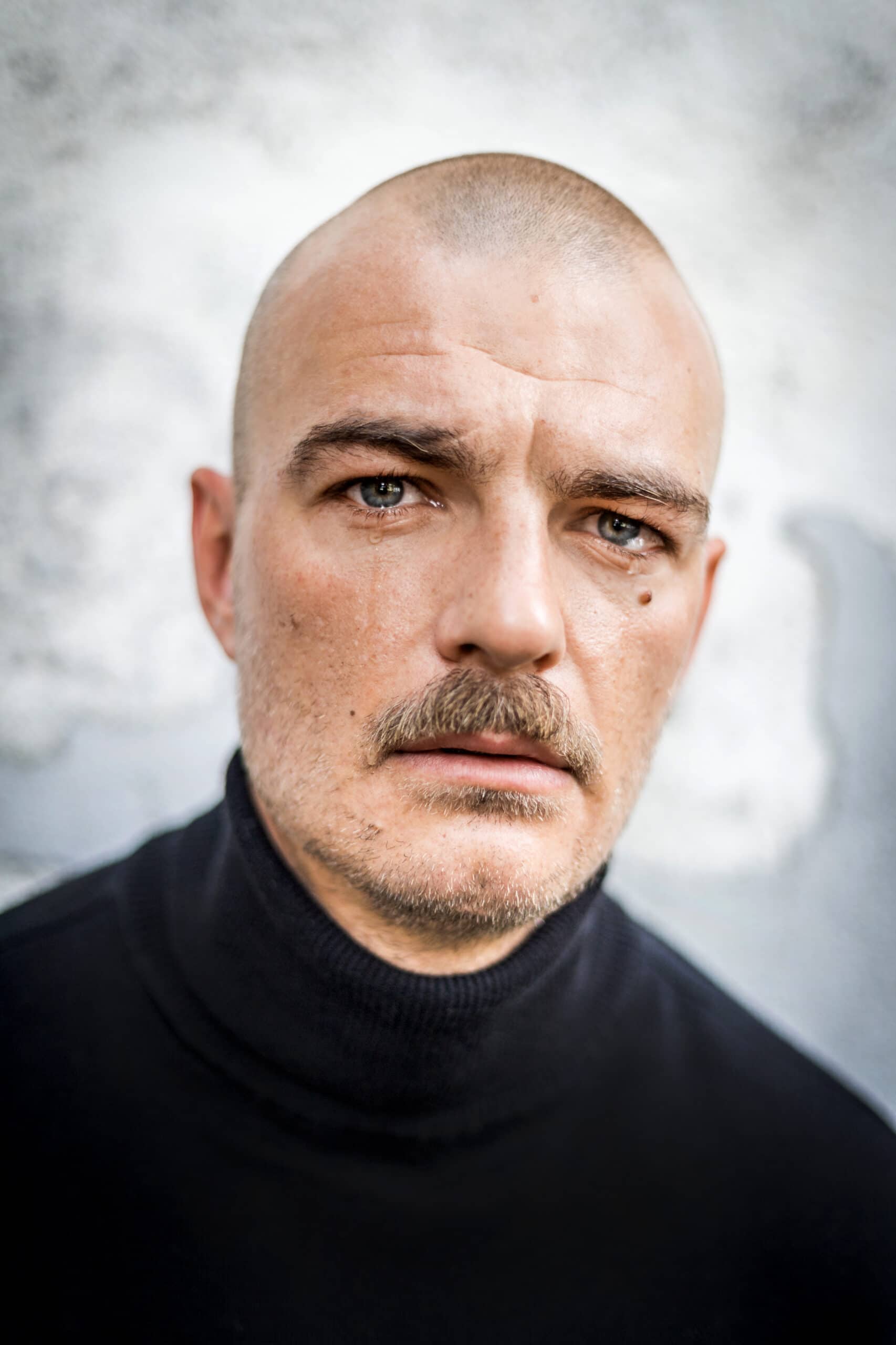 André Rohde Schauspieler actor mustache tears Tränen | © Iljia Mess